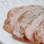 Steak de poulet mariné au thym